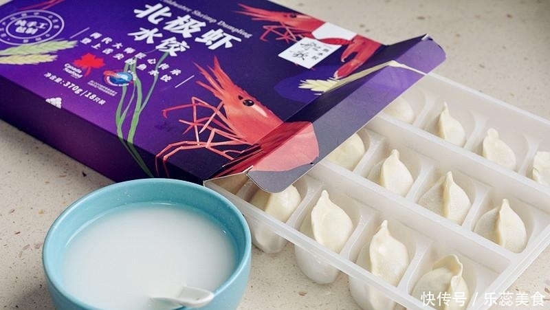 煎饺上的冰花，到底是面粉还是淀粉做的？加多少水才焦脆不糊？