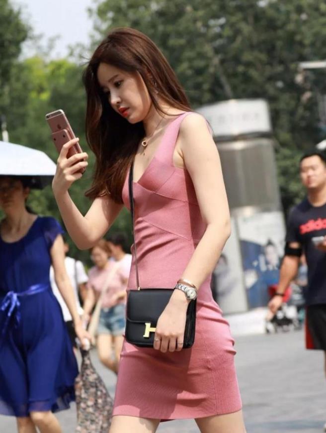 典雅|街拍:小姐姐的黑色穿搭很是典雅,靓丽妆容,很是吸睛