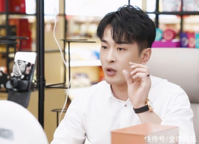 再次上演煽情戏码!辛巴带领众多主播,在直播间里流泪唱歌