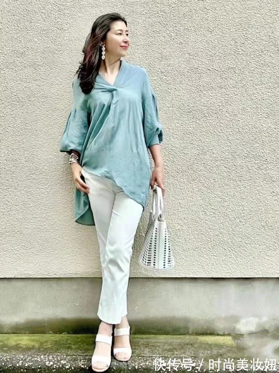 上衣|女人年纪越大,穿衣打扮要“气质”,普通人照着穿也优雅大气