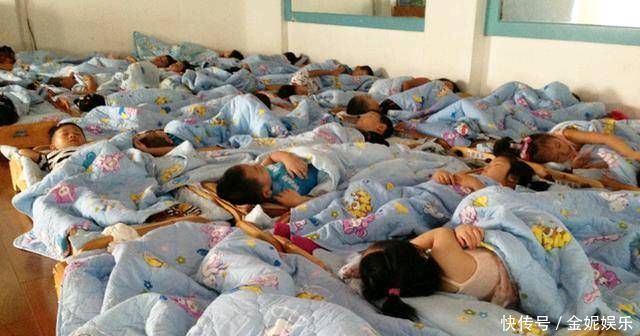 午觉|当妈妈检查幼儿园的监控时，她看到孩子在偷偷地做这件事，突然觉得很难过