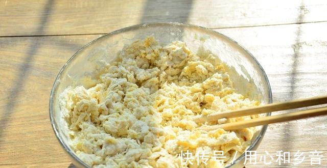 面粉里面加上2个鸡蛋，自己在家炸麻花，香脆好吃！