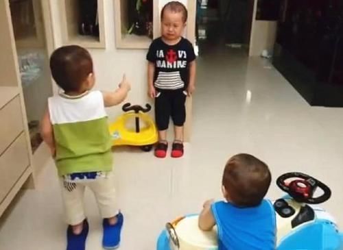教训|妈妈罚哥哥站墙角,双胞胎弟弟轮番上阵教训哥哥,动作神情太好笑了