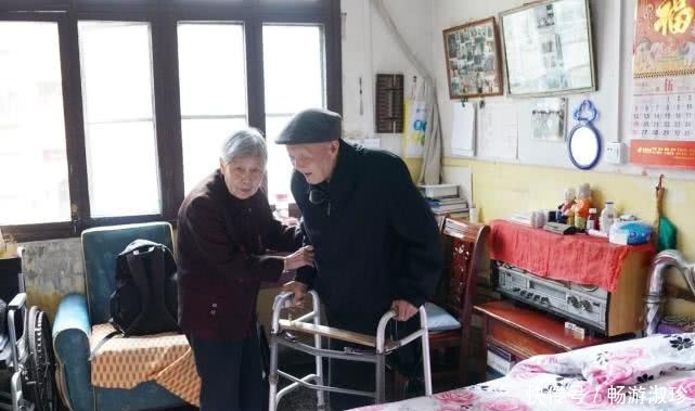 羞臊|战斗英雄张富清,60多年的两大坚持,让无数“功臣”羞臊