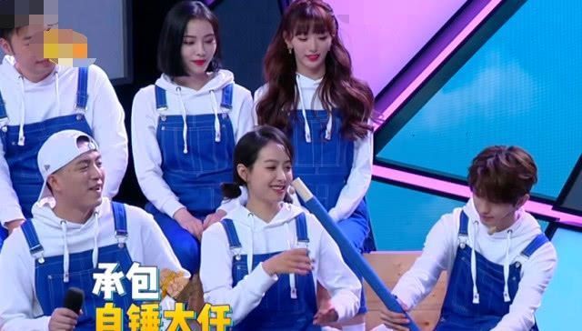 宋茜需要抡大锤,有谁注意蔡徐坤下意识做了啥难怪他女粉那么多