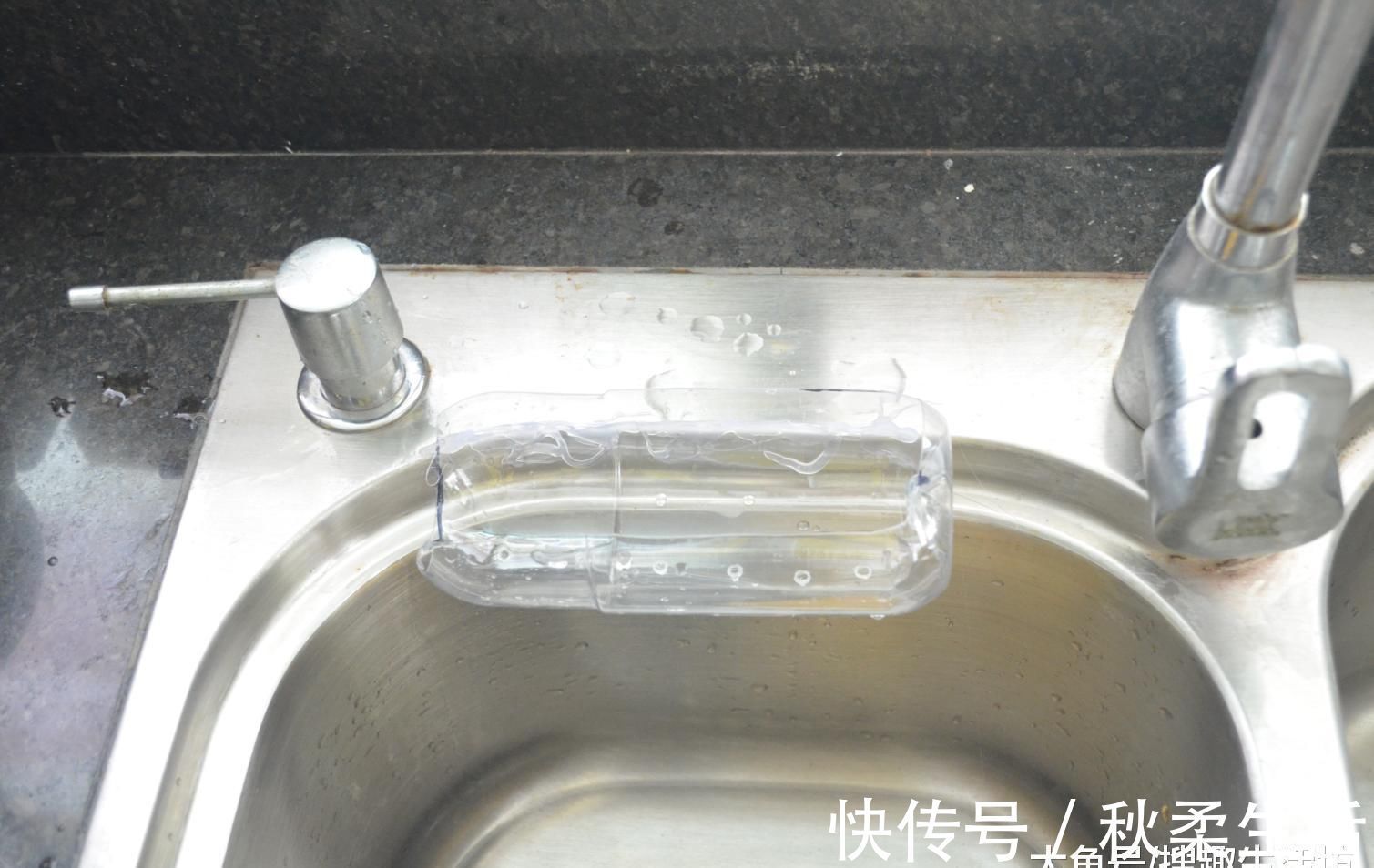 沥水架|塑料瓶我再也不扔了, 改造一下, 粘在厨房里有大用处, 省钱又实用