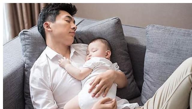 爸爸|“最年轻爸爸”火了,带娃被误认成哥哥,宝妈:这是我老公!