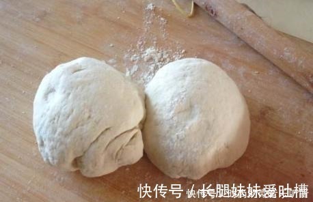 做水煎包,先放油还是先放水早餐店老板这样做,包子宣软又香酥