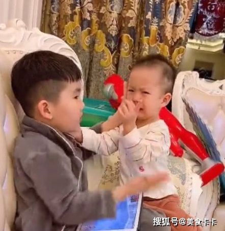 妈妈|小宝被妈妈打手背了，跑去跟哥哥告状，下一秒哥哥的反应好暖