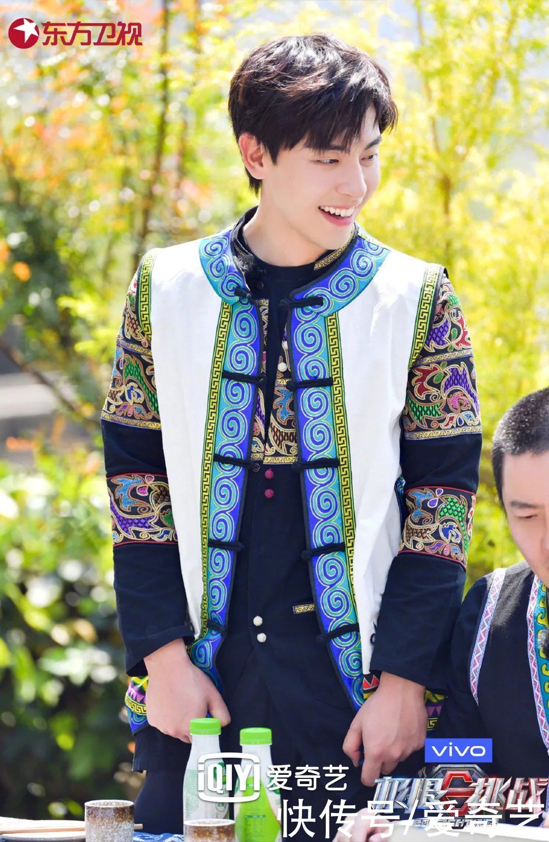 蔡徐坤|费启鸣教你如何穿出少年感，学会这一招就可以