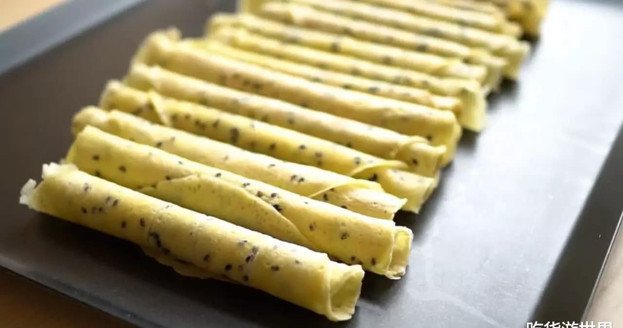 想吃蛋卷不用去买了,3个鸡蛋加一碗面粉,用手一捏就碎