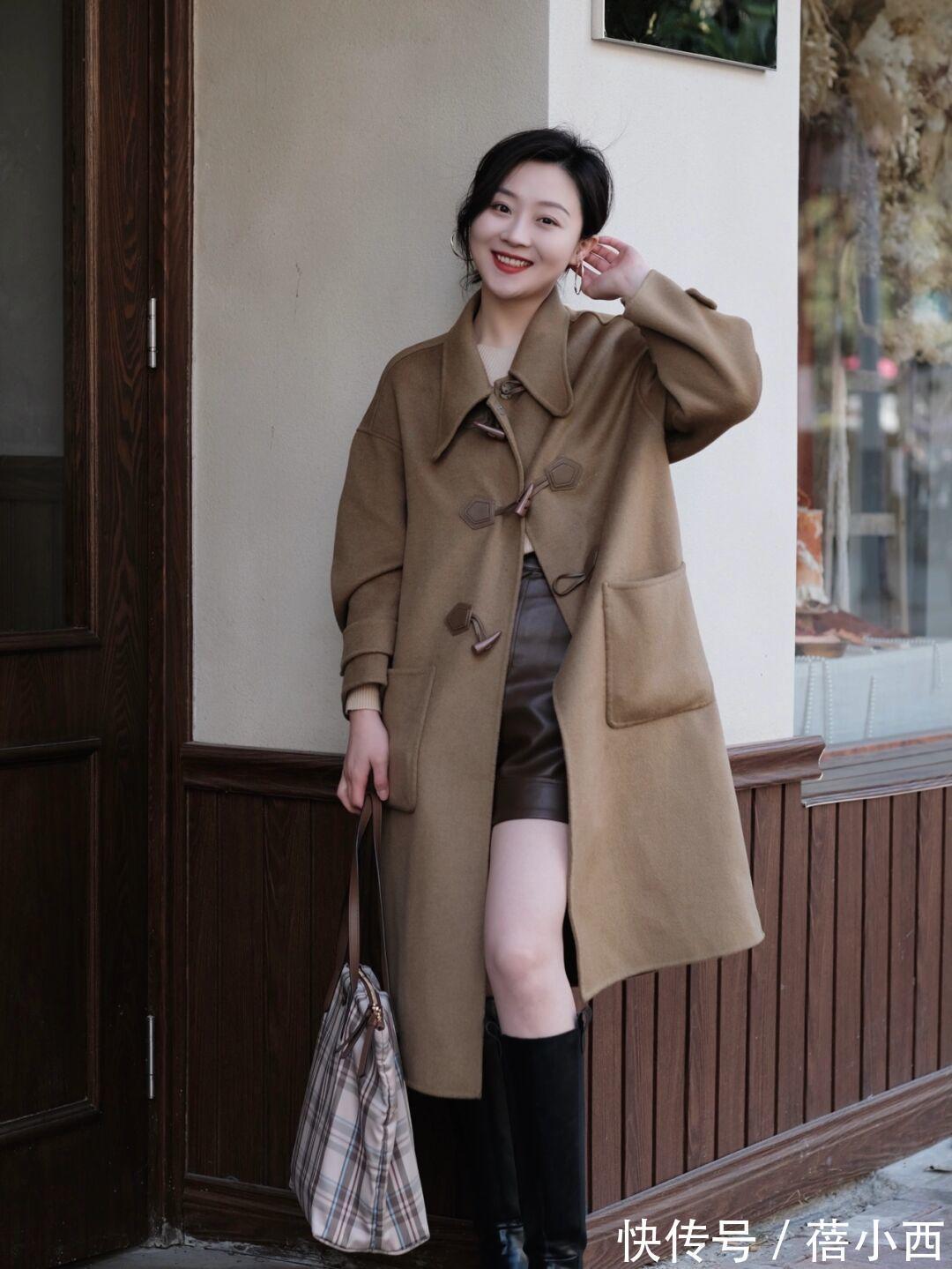 减龄感 冬季还是多穿“牛角扣大衣”吧,保暖又洋气,搭配技巧都总结好了