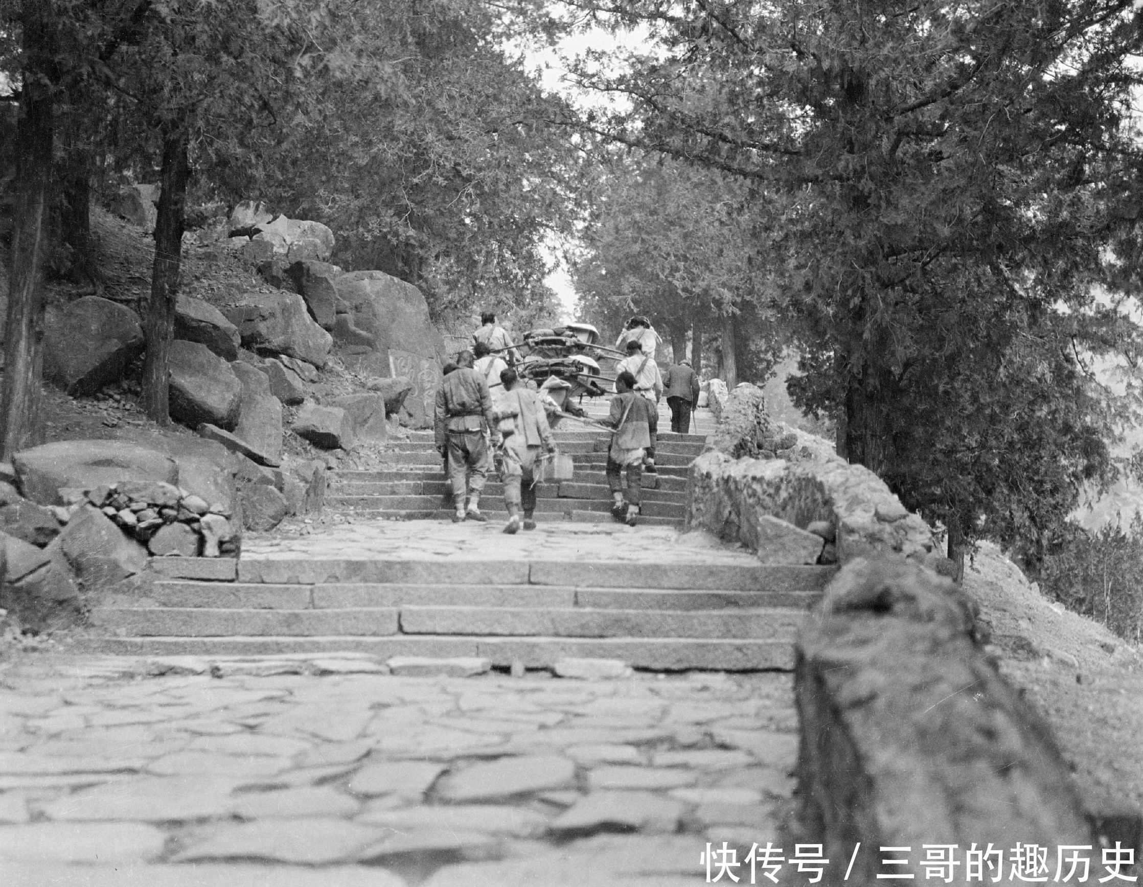 民国老照片：1919年泰山，小脚老妇徒步登山拜泰山娘娘