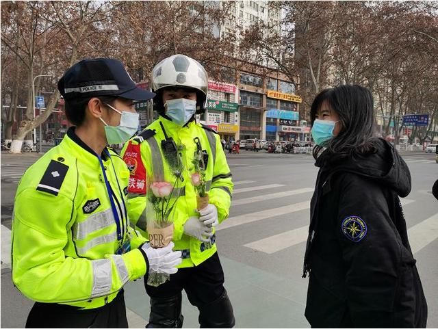 大学生|南阳：大学生为交警送花庆祝警察节