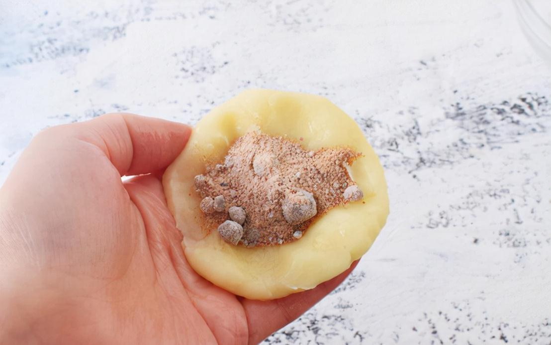 1碗糯米粉加上半勺红糖，做一份好吃解馋的小吃，软糯好吃