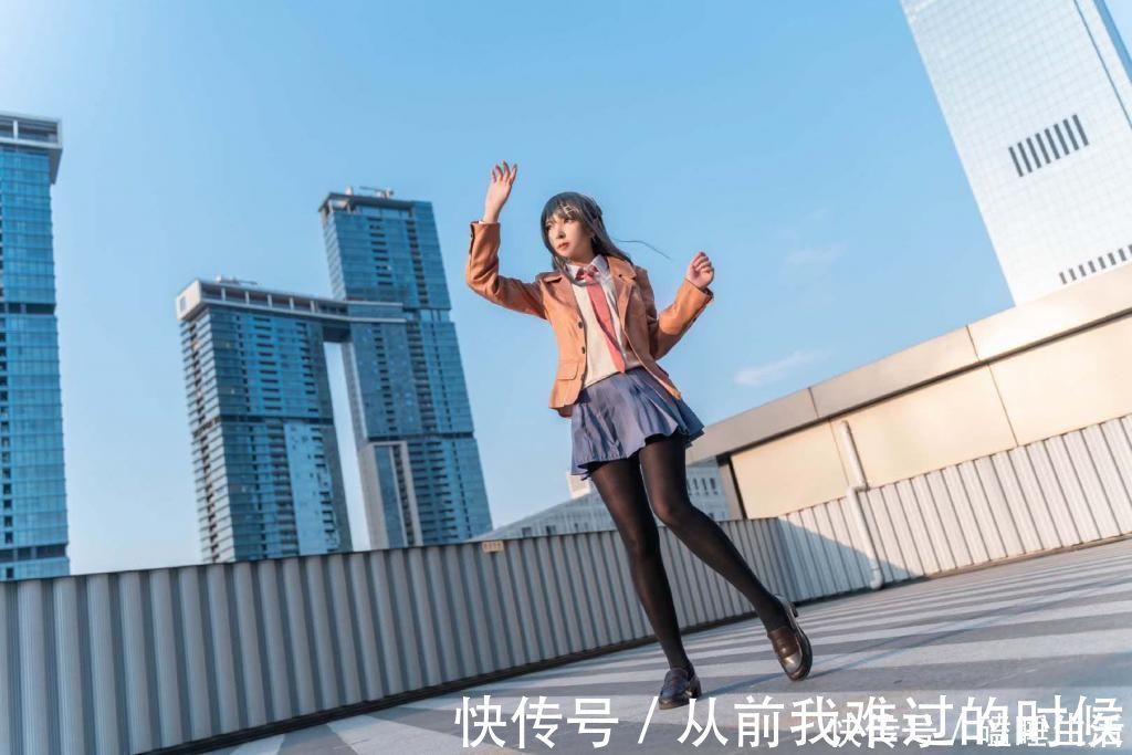 腐团儿|太尬尴美女COS樱岛麻衣被误以为纸片人,像是画的一样