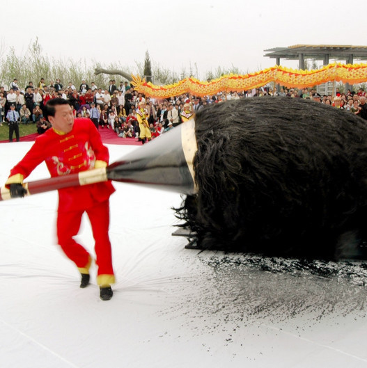 墨水&男子写巨型书法,百斤墨水一次挥霍完,一个印章还需要六人扛动