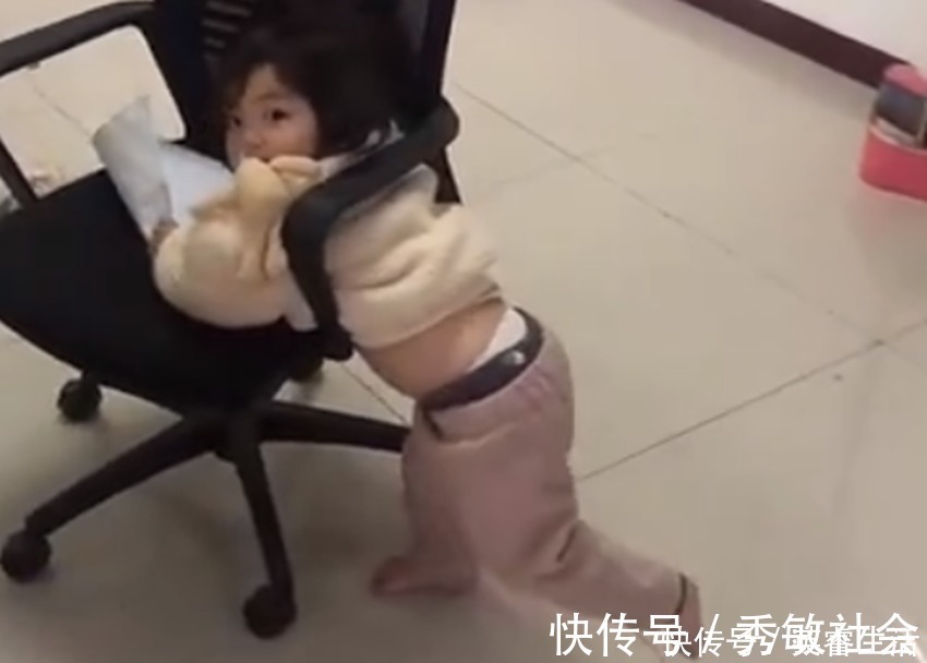 秩序期|萌娃“姿态妖娆”的卡在办公椅里移动火了,网友:这怕是个小憨憨