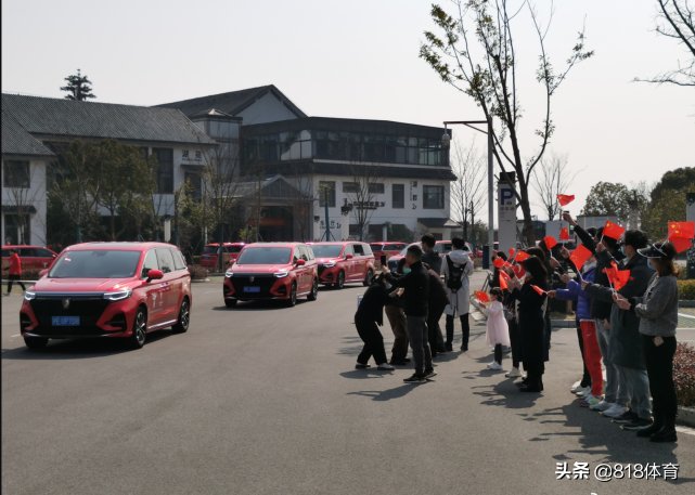 中国女足|归心似箭!中国女足抵达上海受热捧,姑娘们着急回家吃爸妈做的饭菜