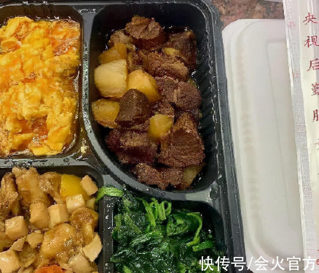 央视虎年春晚伙食首次公开！半碗都是大猪蹄，用塑料饭盒十分节俭
