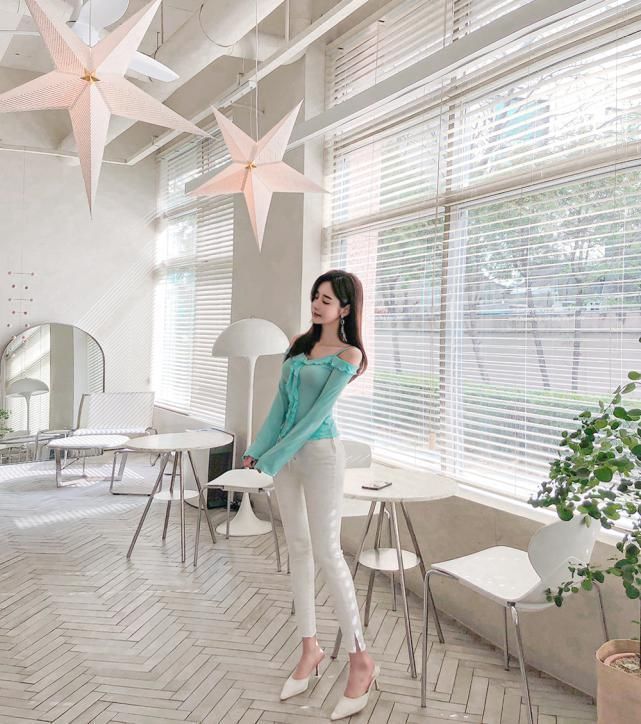 优雅|又被孙允珠惊艳到了,穿蓝色吊带T恤配修身直筒裤,优雅知性