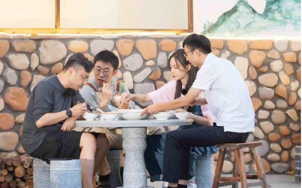 芒果台新综艺捧红另类网红,获得央媒夸赞,为行业树立新标杆