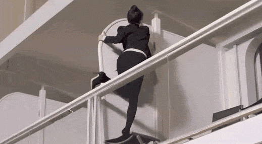 |搞笑GIF:高空翻栏杆还穿高跟鞋???