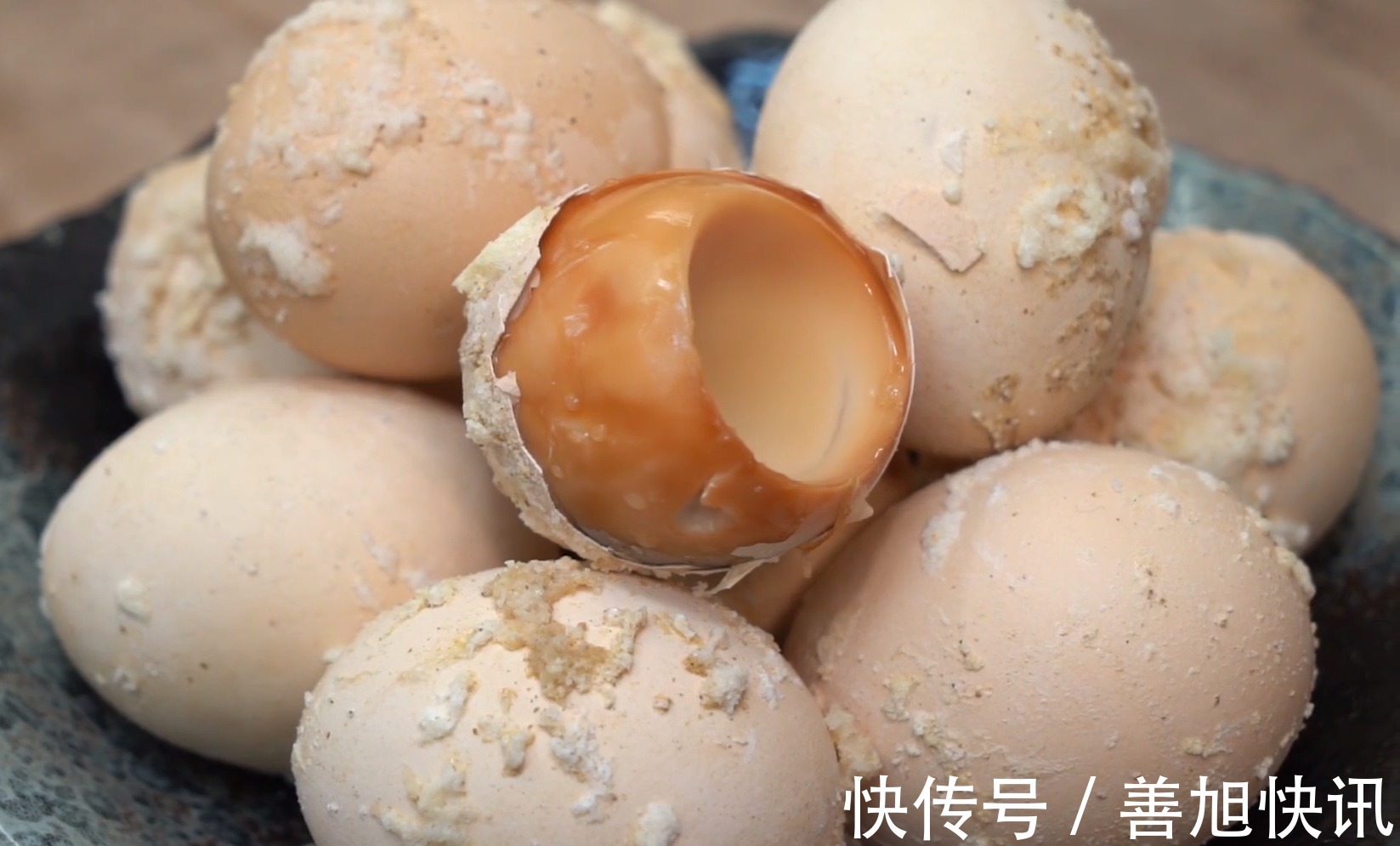 懒人|真正懒人盐焗鸡蛋，一个电饭煲就搞定，咸香入味，比买的还要好吃