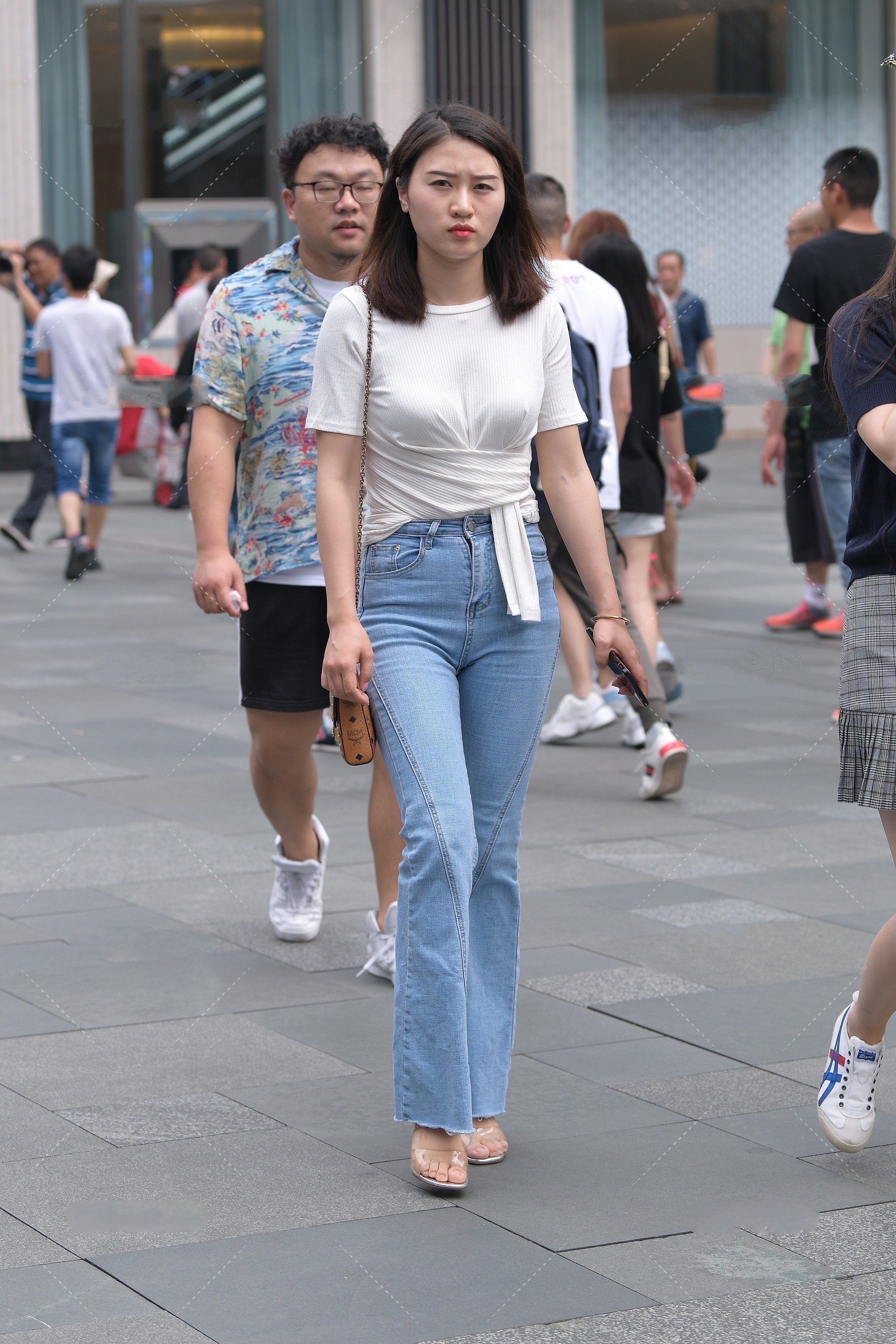 纯白色 白色短袖搭配蓝色直筒裤, 浅色搭配显得整个人很年轻