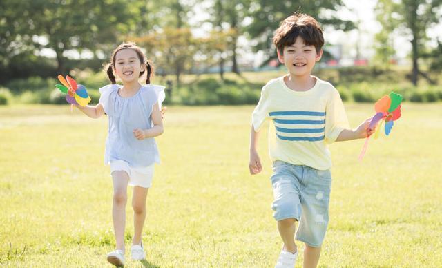 因素|儿童对友谊的认识会经历4个阶段，影响儿童择友的因素有3点