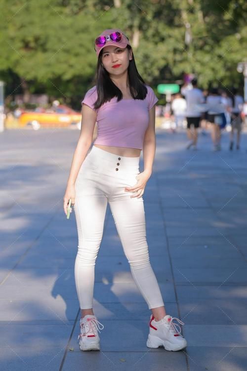 小款的上衣穿上显瘦，搭配白色铅笔裤的话会显得整个人很娇小