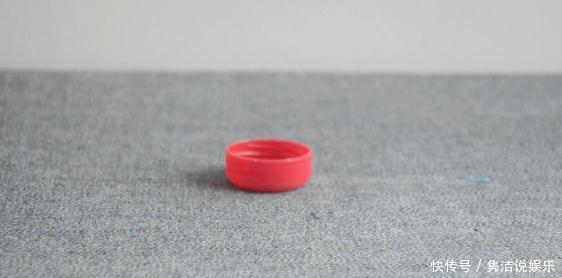 卫生间挂钩别花钱买了，只需一个瓶盖就搞定，比买来的还要实用