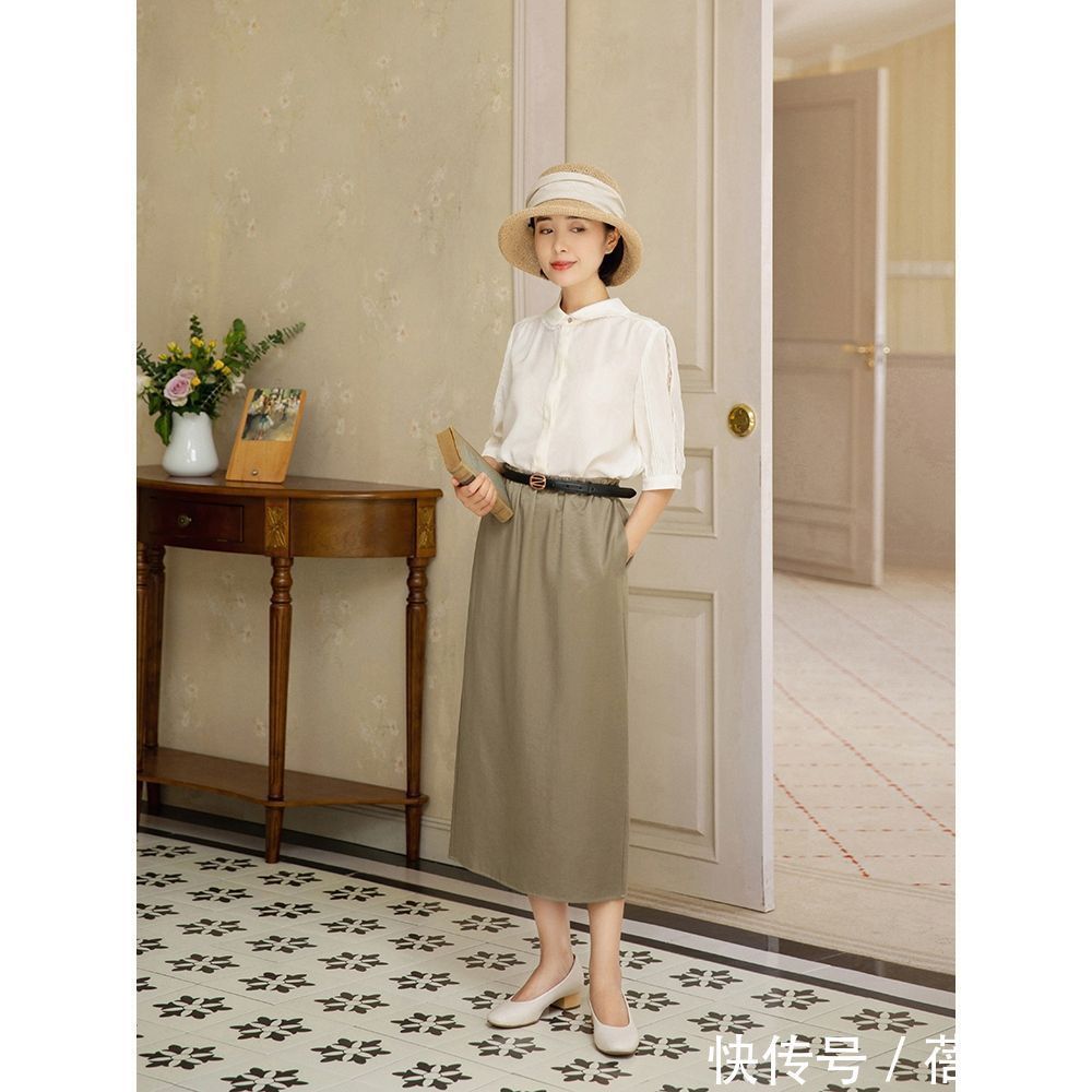 白衬衫|穿“白衬衫”的女人有多精致?搭配这3种下装,土味、俗气全甩掉