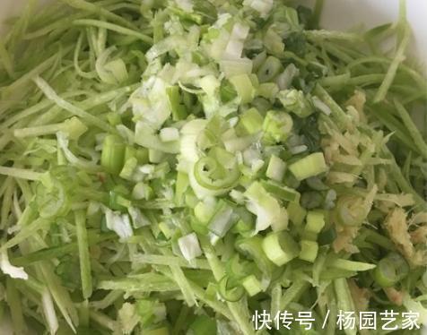 秋天来了,萝卜准备怎么吃?这样做,萝卜金黄酥脆,香到没朋友