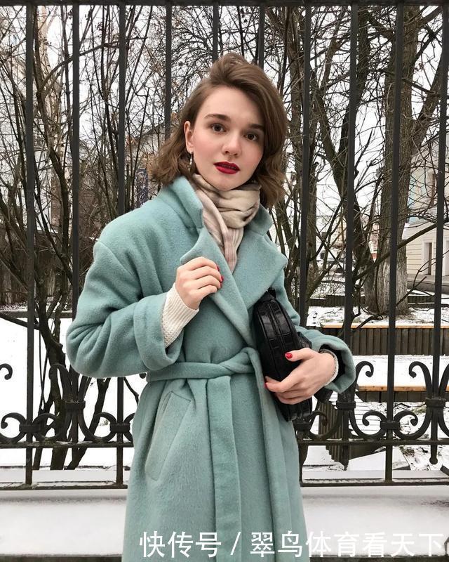 小个子别乱穿大衣，这位身高155博主就很厉害，照穿显高还时髦