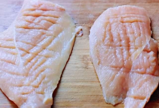 做凉拌鸡丝,开水下锅还是冷水下锅?记住3点,鸡肉鲜嫩滑不柴