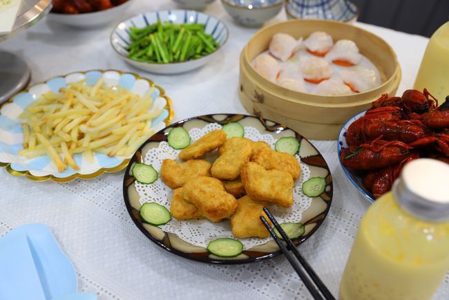芦笋|孩子过生日,妈妈花一小时搞定一桌菜,网友:精致丰盛不浪费