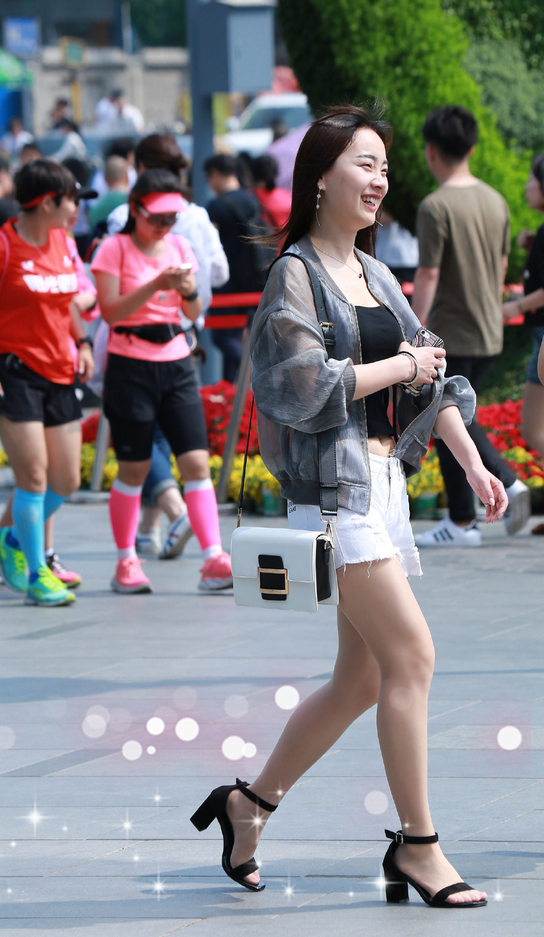 街拍身姿丰满的打底裤美女,秀出女人的青春浪漫!