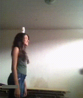 |搞笑GIF：保安很好笑吗？我最鄙视的就是你这种不捐款还在那里哈哈大笑的人