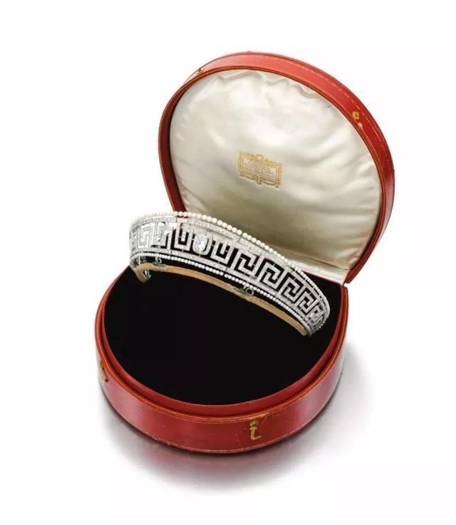 “冠冕”与“皇冠”有什么不同28顶古董冠冕,讲述欧洲贵族头顶上的百年奢华