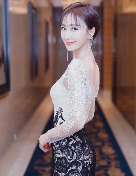 她是《一起来看流星雨》中的慕容云朵,最