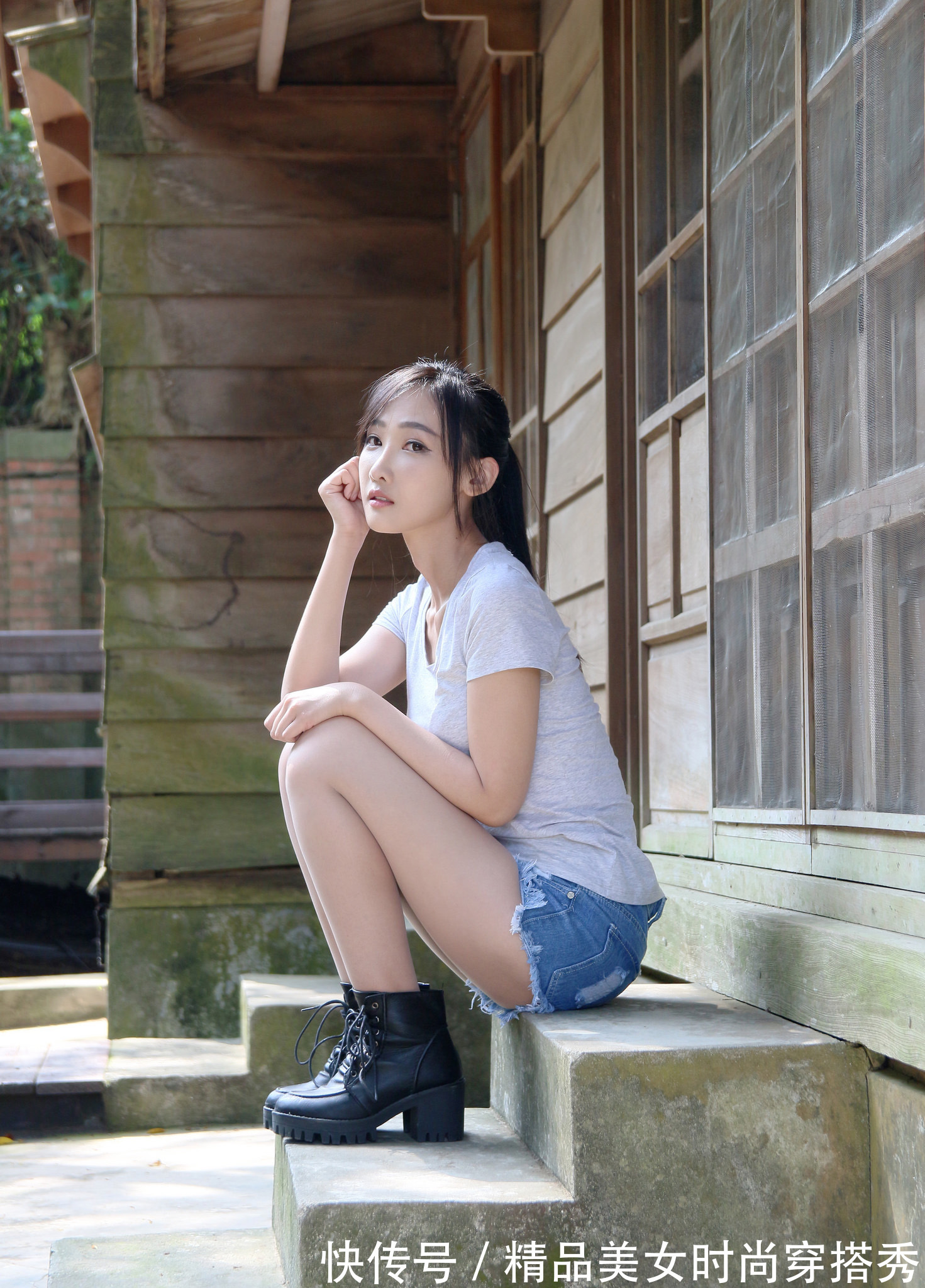 时尚 灰色短袖t恤搭配浅色牛仔短裤,尽显青春的时尚感