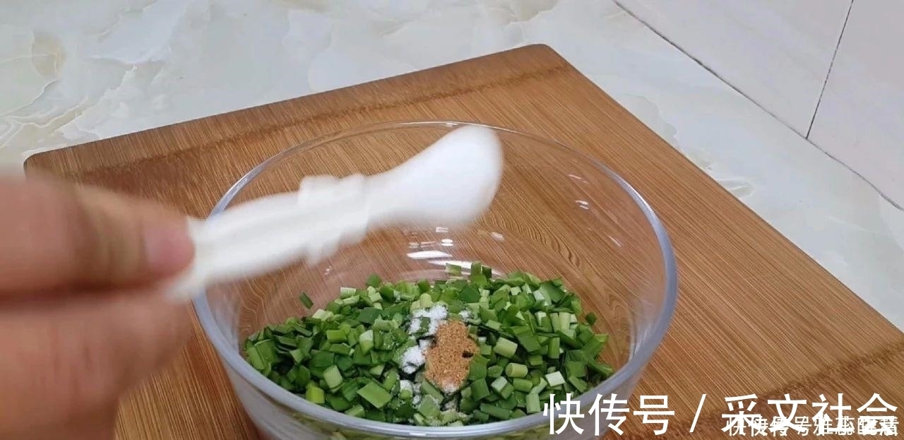 口水|早餐新吃法, 手不沾面, 做出来比鸡蛋饼营养又好吃, 边吃边流口水