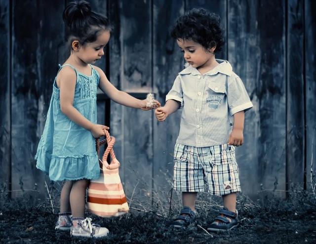 皮皮|“卑微弟弟”伺候姐姐火了,怀里温奶给姐喝,网友求生欲太强