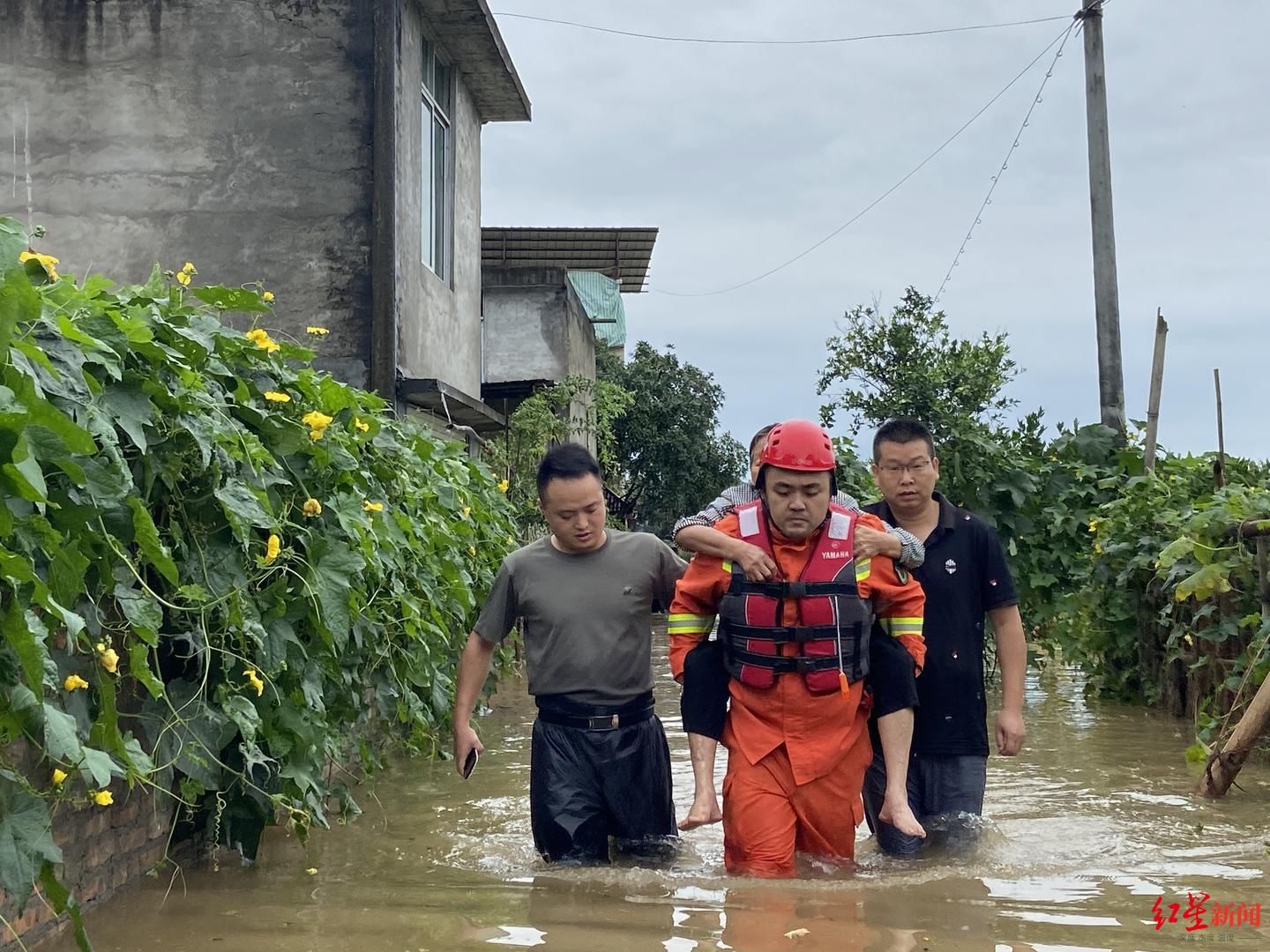 王波|四川阆中强降雨致群众被困，消防员徒步涉水救出22人