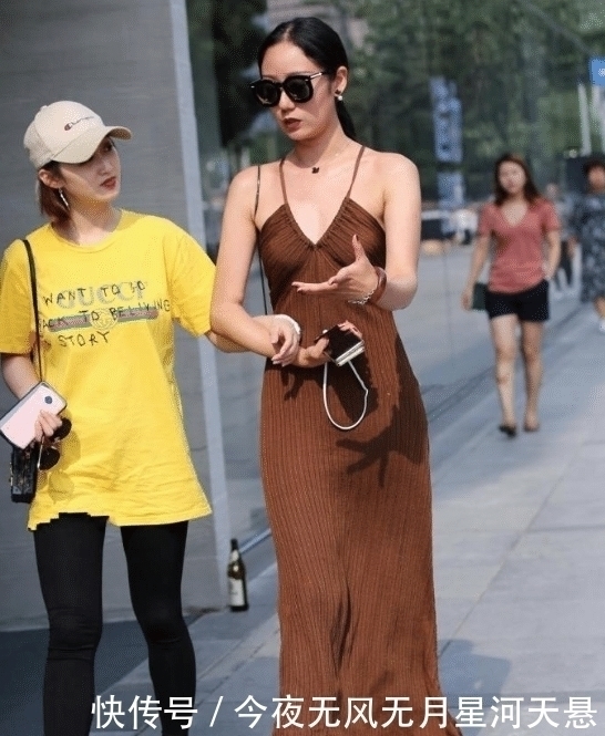 穿搭|长发及腰的美女,一身简约的穿搭,轻松释放出女神般的好气质