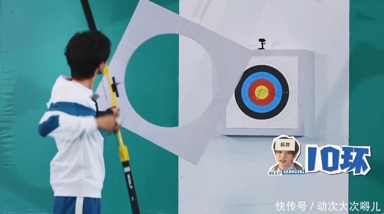 蔡徐坤射出首个移动靶10环,baby反应亮了,素质不是装出来的