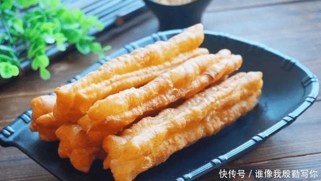 老板|美国姑娘在中国游玩,早餐店吃了几根油条,结账时被老板叫住了