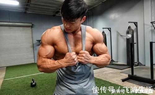 呲牙|健身男孩太壮了,穿上衣服都藏不住,怎么做到穿衣显瘦、脱衣有肉