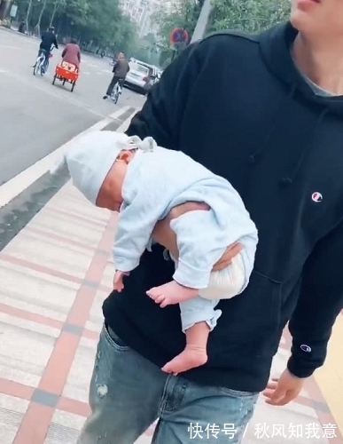 路人大|淡定奶爸抱娃走红,路过的大妈眼神亮了,是亲生的吗